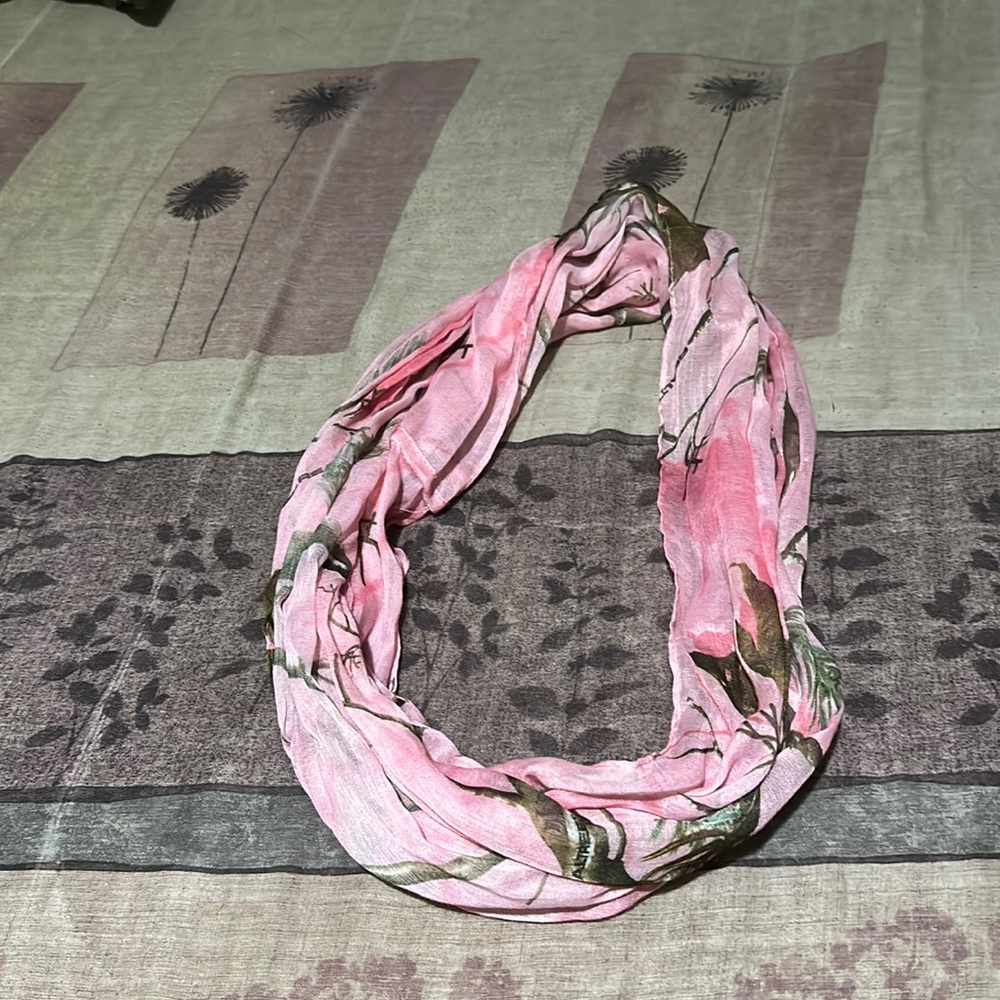 Real tree scarf. One size in pink camo.